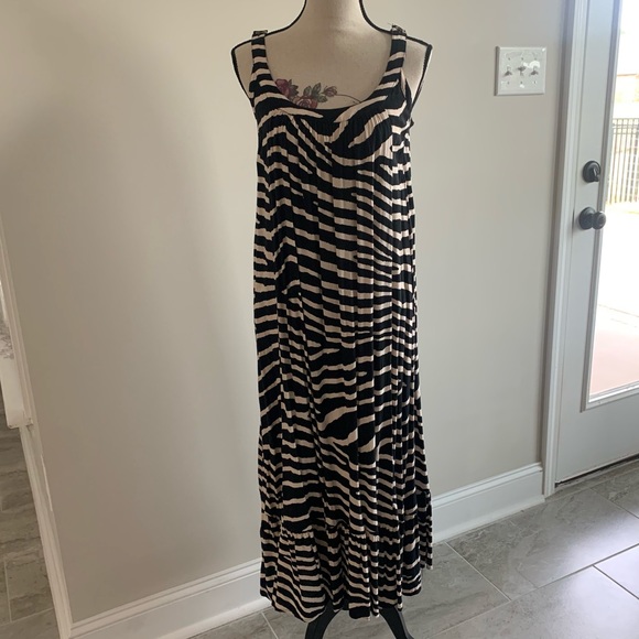 H&M Maxi Dress (Fits Size: XS-M)- Like New - Picture 3 of 13